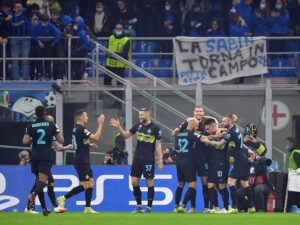 Edin Dzeko del Inter de Milán celebra su primer gol con sus compañeros el 19 de octubre de 2021