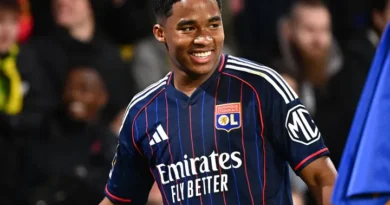 Rewrite
Lyon
vs
Lorient – Noticias y probables alineaciones to Spanish: translate all country names to Spanish and adapt team/club names to their standard Spanish exonyms when widely used (e.g., Bayern Munich→Bayern de Múnich, Inter Milan→Inter de Milán); otherwise keep official club names; preserve original casing; output only the transformed title.