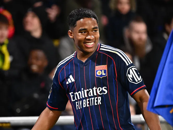 Rewrite
Lyon
vs
Lorient – Noticias y probables alineaciones to Spanish: translate all country names to Spanish and adapt team/club names to their standard Spanish exonyms when widely used (e.g., Bayern Munich→Bayern de Múnich, Inter Milan→Inter de Milán); otherwise keep official club names; preserve original casing; output only the transformed title.