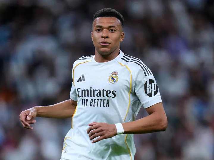 Rewrite
Real Madrid
vs
Alaves – Noticias y probables alineaciones to Spanish: translate all country names to Spanish and adapt team/club names to their standard Spanish exonyms when widely used (e.g., Bayern Munich→Bayern de Múnich, Inter Milan→Inter de Milán); otherwise keep official club names; preserve original casing; output only the transformed title.