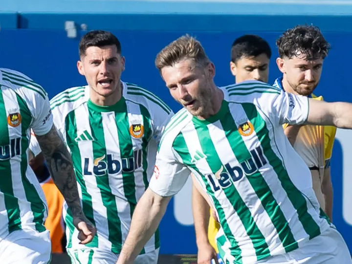 Rewrite
Rio Ave
vs
AVS – Noticias y probables alineaciones to Spanish: translate all country names to Spanish and adapt team/club names to their standard Spanish exonyms when widely used (e.g., Bayern Munich→Bayern de Múnich, Inter Milan→Inter de Milán); otherwise keep official club names; preserve original casing; output only the transformed title.