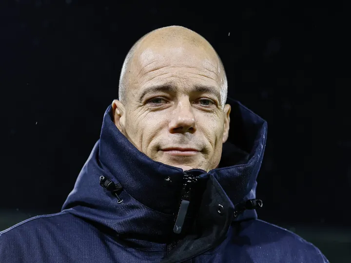 Rewrite
Sittard
vs
NAC Breda – Noticias y probables alineaciones to Spanish: translate all country names to Spanish and adapt team/club names to their standard Spanish exonyms when widely used (e.g., Bayern Munich→Bayern de Múnich, Inter Milan→Inter de Milán); otherwise keep official club names; preserve original casing; output only the transformed title.