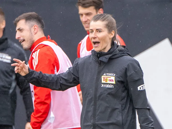 Rewrite
Union Berlin
vs
Wolfsburg – Noticias y probables alineaciones to Spanish: translate all country names to Spanish and adapt team/club names to their standard Spanish exonyms when widely used (e.g., Bayern Munich→Bayern de Múnich, Inter Milan→Inter de Milán); otherwise keep official club names; preserve original casing; output only the transformed title.