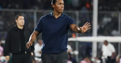 Rewrite
Cruz Azul
vs
Puebla – Noticias y probables alineaciones to Spanish: translate all country names to Spanish and adapt team/club names to their standard Spanish exonyms when widely used (e.g., Bayern Munich→Bayern de Múnich, Inter Milan→Inter de Milán); otherwise keep official club names; preserve original casing; output only the transformed title.